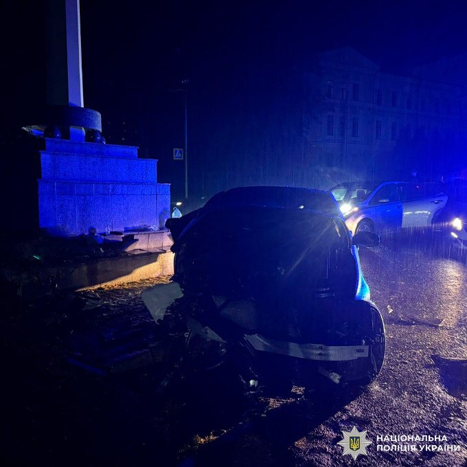 BMW врізався в стелу пам’ятника в центрі Харкова: четверо постраждалих